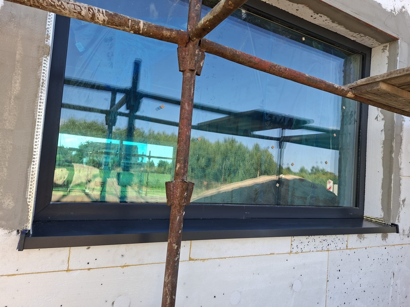 Parapety zewnętrzne zostały wstawione. Kolor antracyt doskonale komponuje sie z kolorem ram okiennych.